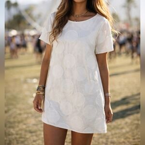 $288 Alice + Olivia Jacquard Circle White Shift Dress